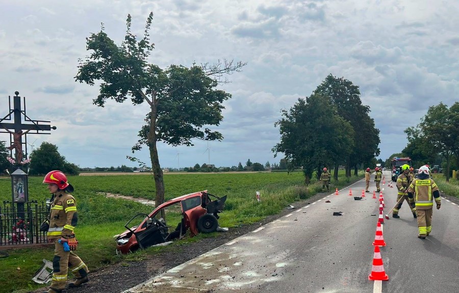 Wypadek na DW615 w Pawłowie. Dwie osoby trafiły do szpitala